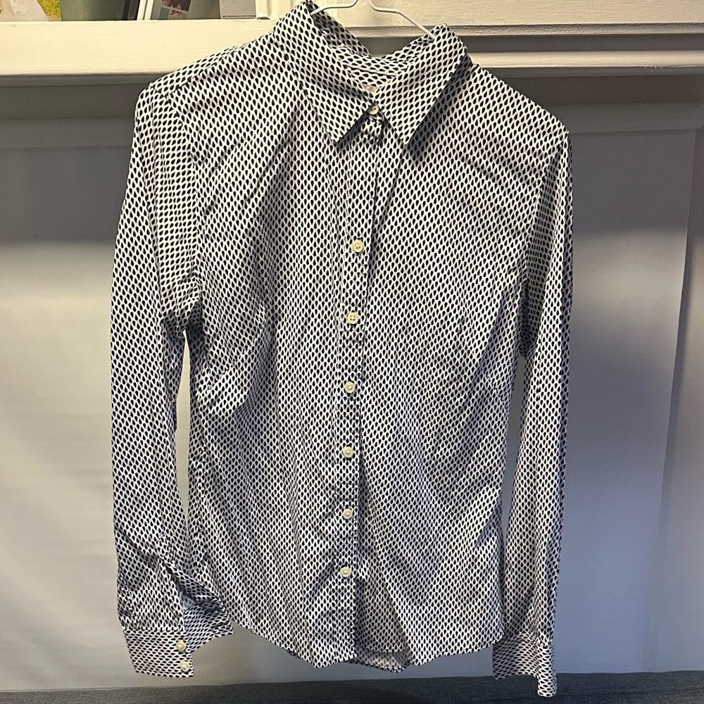 Banana Republic long-sleeve, fitted, blue and white teardrop pattern.